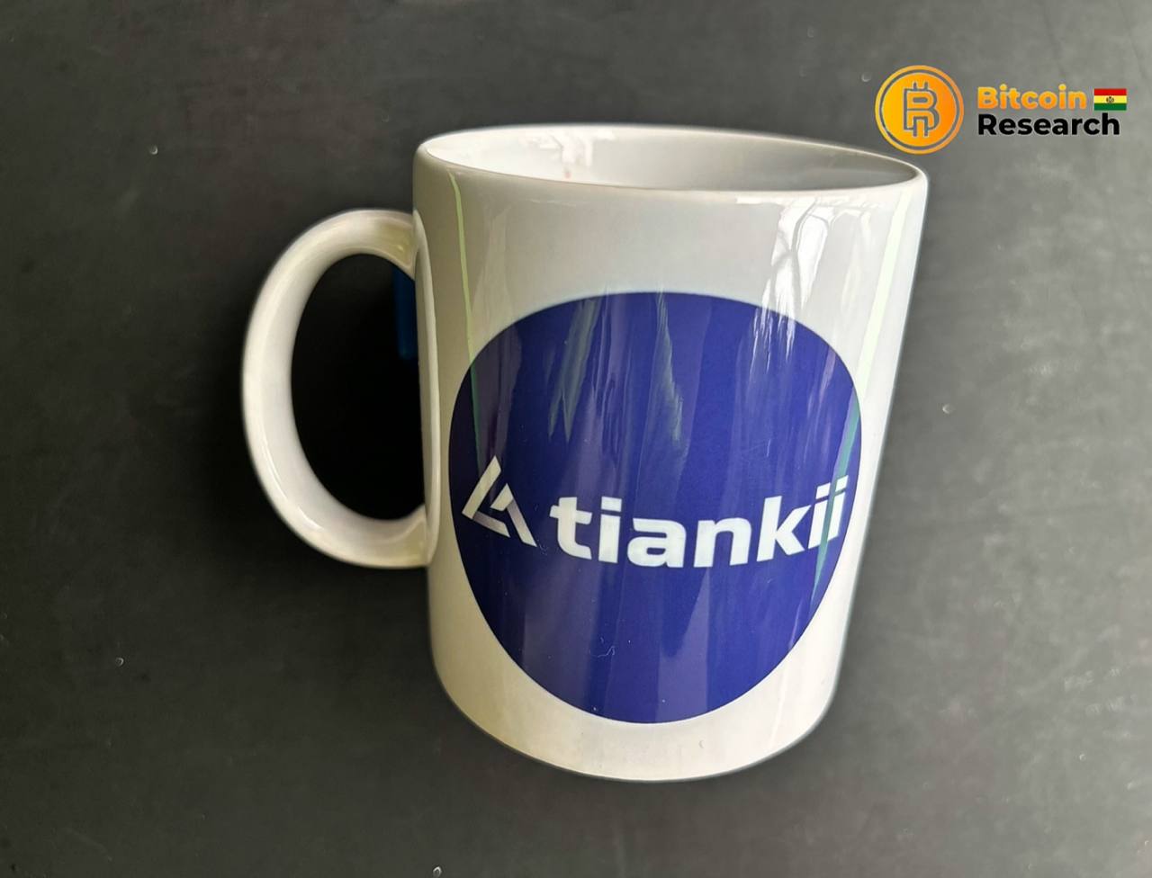 Tasa blanca con logo Tiankii